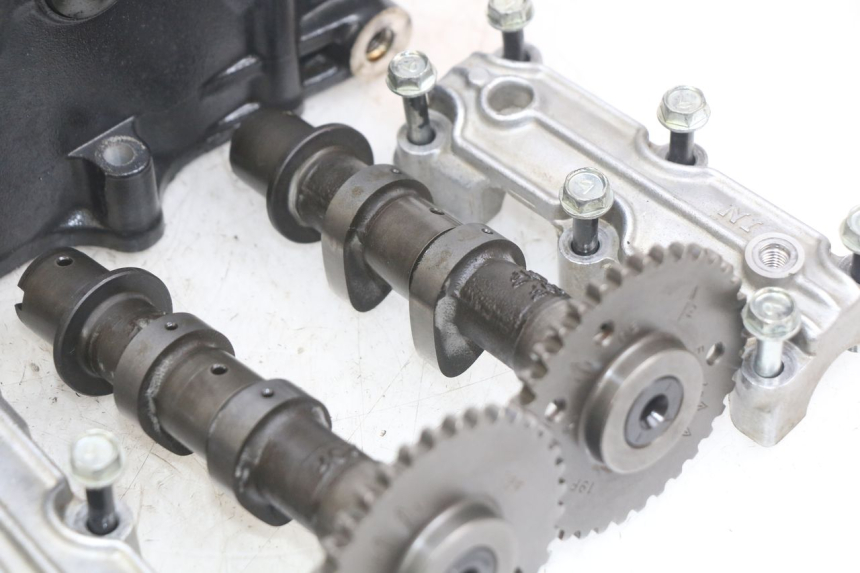 photo de VOORKANT KOPPELINGSHUIS SUZUKI SV N 650 (1999 - 2002) - Zoom op gebruiksstaat