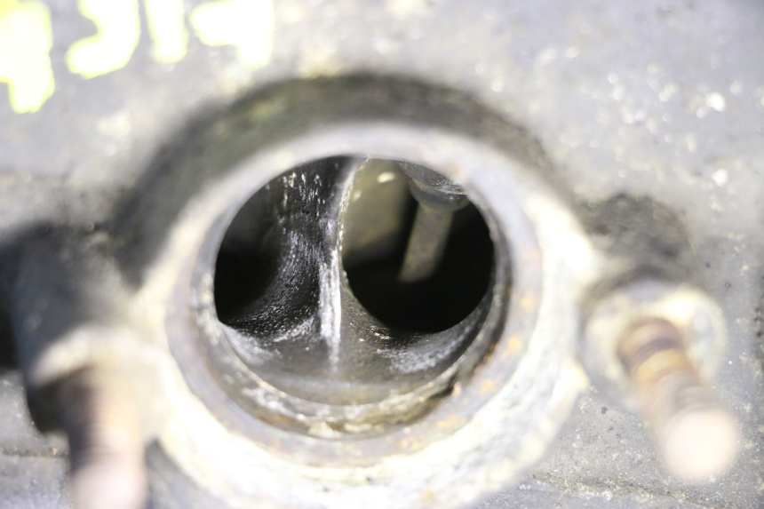 photo de VOORKANT KOPPELINGSHUIS SUZUKI SV N 650 (1999 - 2002) - Zoom op componenten
