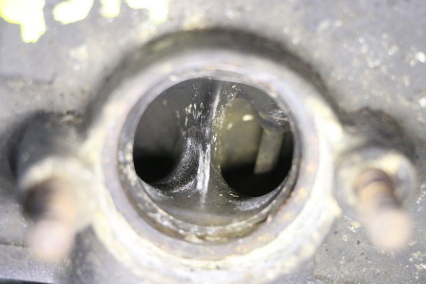 photo de VOORKANT KOPPELINGSHUIS SUZUKI SV N 650 (1999 - 2002) - Focus op structuur