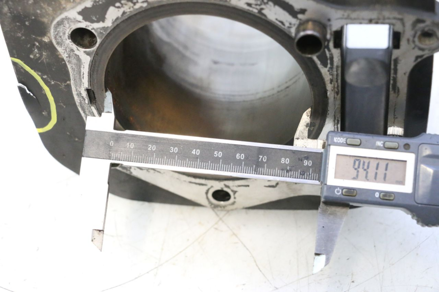 photo de CYLINDER SUZUKI DR S 600 (1985 - 1989) - Detail van het onderdeel