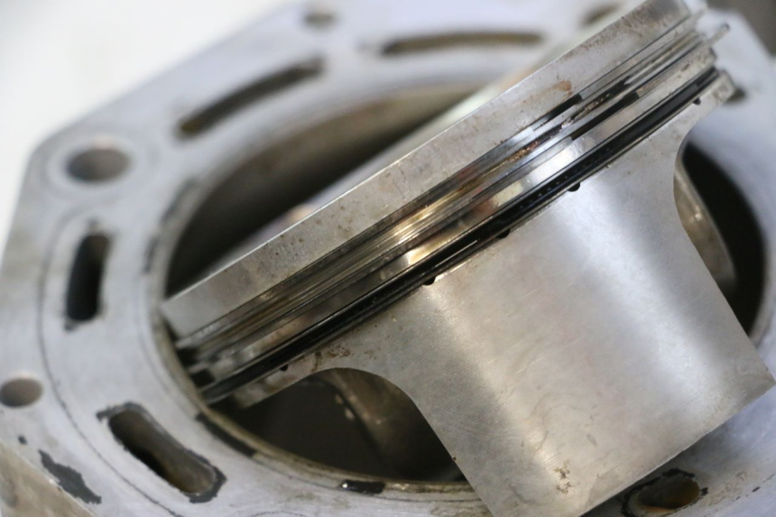 photo de VOORSTE PISTONCYLINDER GILERA GP 800 (2007 - 2013) - Zoom op componenten