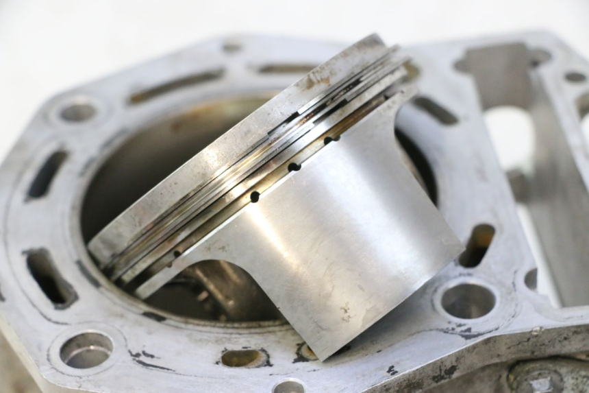 photo de VOORSTE PISTONCYLINDER GILERA GP 800 (2007 - 2013) - Visuele inspectie