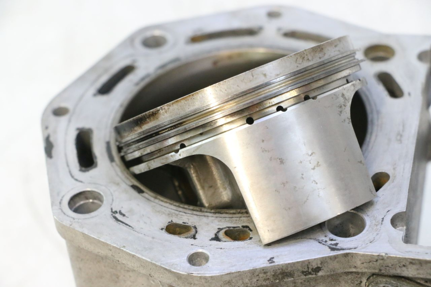 photo de VOORSTE PISTONCYLINDER GILERA GP 800 (2007 - 2013) - Focus op structuur