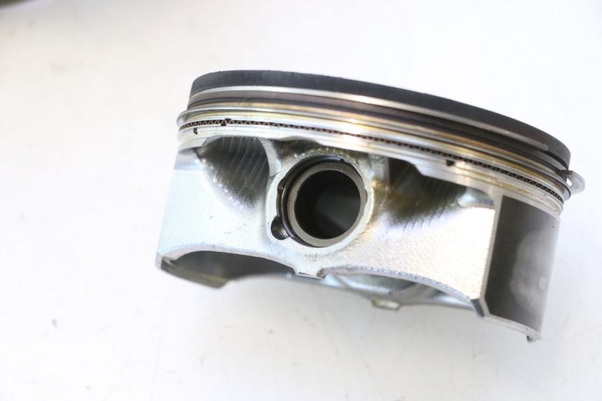 photo de VOORSTE PISTONCYLINDER HARLEY DAVIDSON ROAD GLIDE FLTRXSE 1920 (2018 - 2022) - Focus op structuur