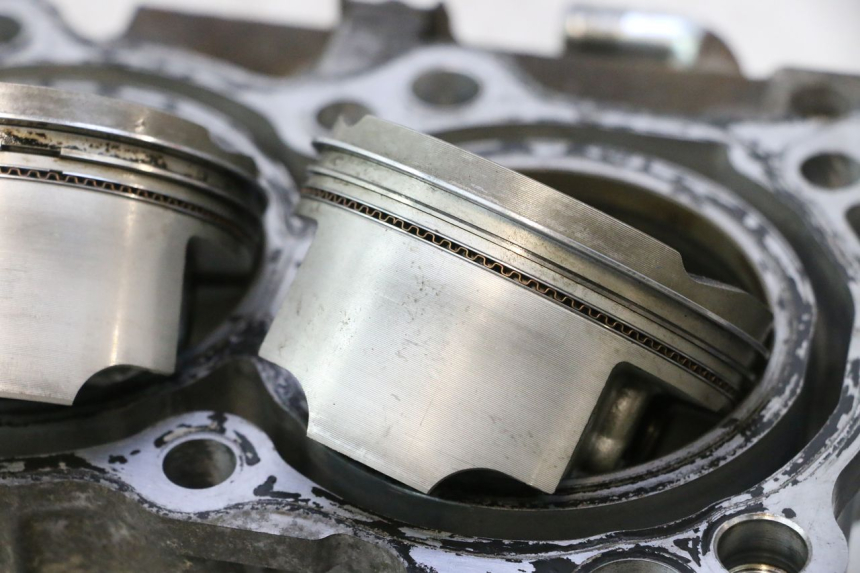 photo de CYLINDER PISTOON SUZUKI BURGMAN EXECUTIVE ABS 650 (2006 - 2012) - Focus op structuur
