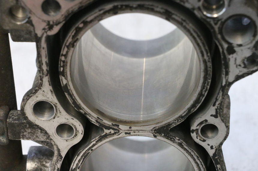 photo de CYLINDER PISTOON SUZUKI BURGMAN EXECUTIVE ABS 650 (2006 - 2012) - Bevestigingspunten