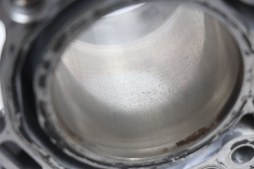 photo de CYLINDER PISTOON SUZUKI BURGMAN EXECUTIVE ABS 650 (2006 - 2012) - Profielaanzicht