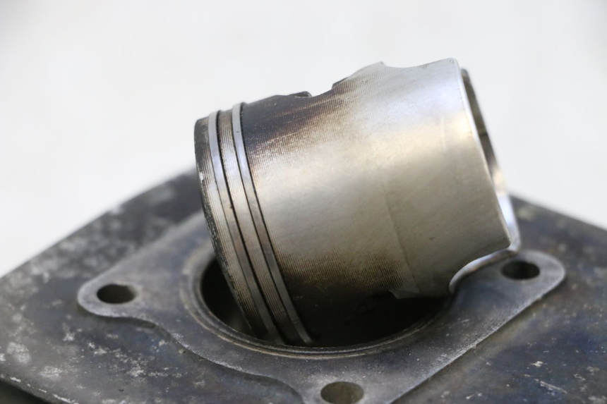 photo de CYLINDER PISTOON PEUGEOT LUDIX ONE 14P 50 (2004 - 2013) - Focus op structuur