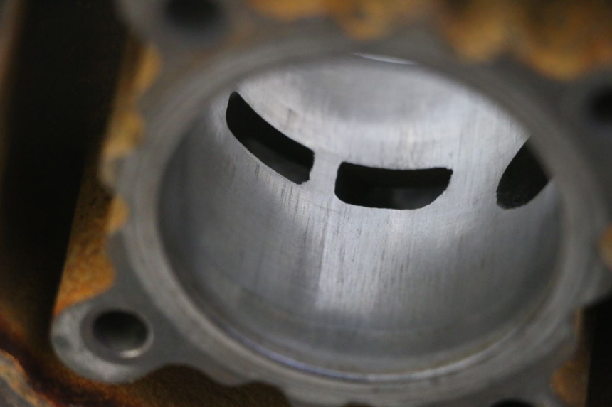 photo de CILINDER ZUIGER DERBI SENDA SM DRD 50 (2008 - 2013) - Kenmerkende details