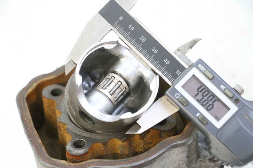 photo de CILINDER ZUIGER DERBI SENDA SM DRD 50 (2008 - 2013) - Andere kijkhoek