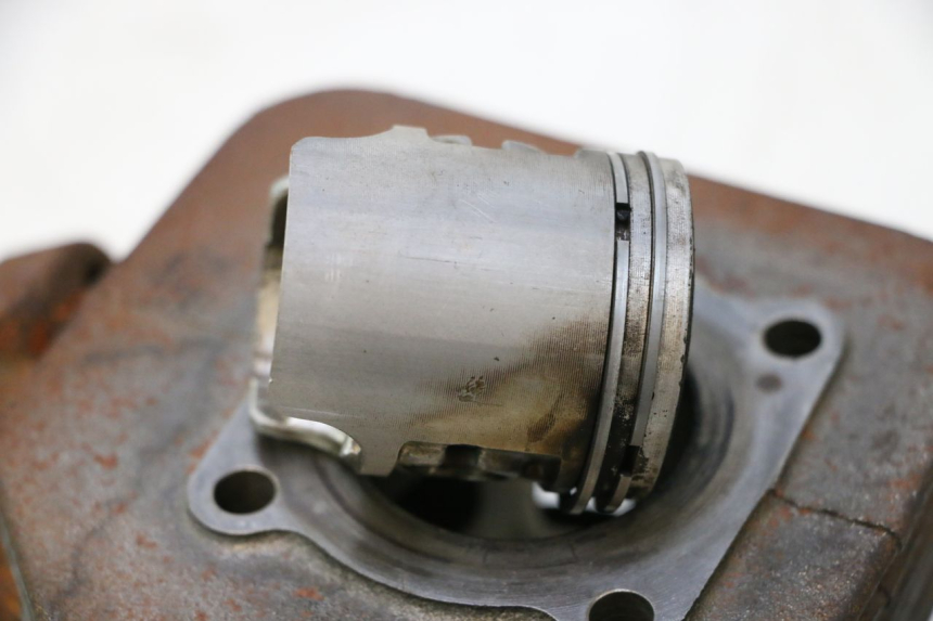 photo de CYLINDER PISTOON PEUGEOT SPEEDFIGHT 2 AC 50 (2000 - 2009) - Focus op structuur