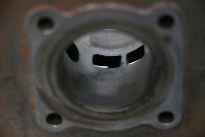 photo de CYLINDER PISTOON PEUGEOT SPEEDFIGHT 2 AC 50 (2000 - 2009) - Bevestigingspunten