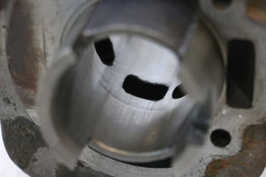 photo de CYLINDER PISTOON PIAGGIO TYPHOON 50 (2000 - 2009) - Andere kijkhoek