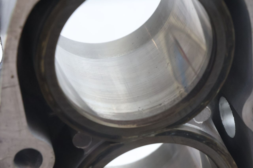 photo de CYLINDER PISTOON KAWASAKI ZZR 600 (1995 - 2004) - Focus op structuur