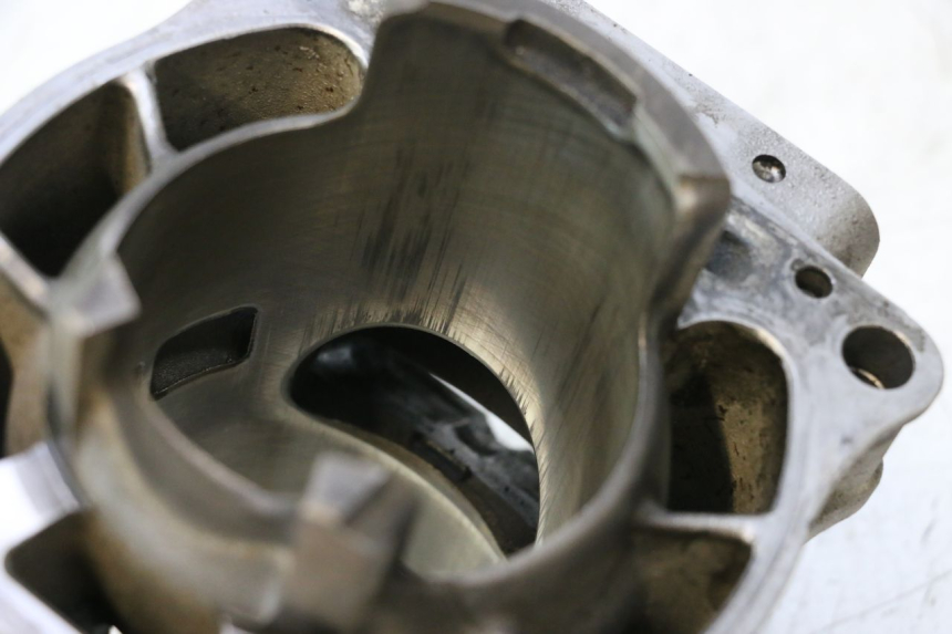 photo de CYLINDER YAMAHA WAVE RUNNER GP R 1200 (2000 - 2003) - Detail van het onderdeel