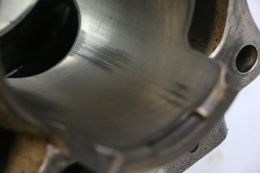 photo de CYLINDER YAMAHA WAVE RUNNER GP R 1200 (2000 - 2003) - Zoom op componenten