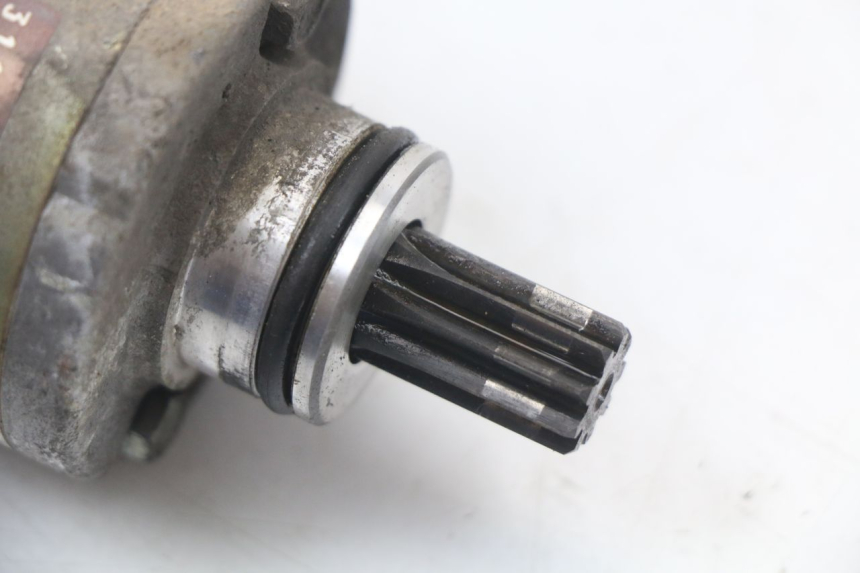 photo de STARTMOTOR SUZUKI GZ MARAUDER 125 (1998 - 2004) - Detail van het onderdeel