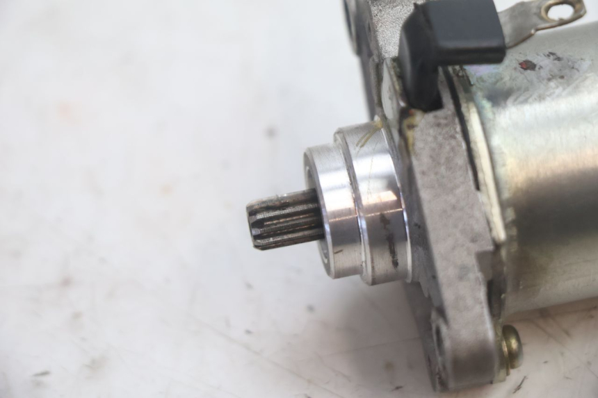 photo de STARTMOTOR PEUGEOT KISBEE 2T 50 (2010 - 2017) - Zoom op gebruiksstaat