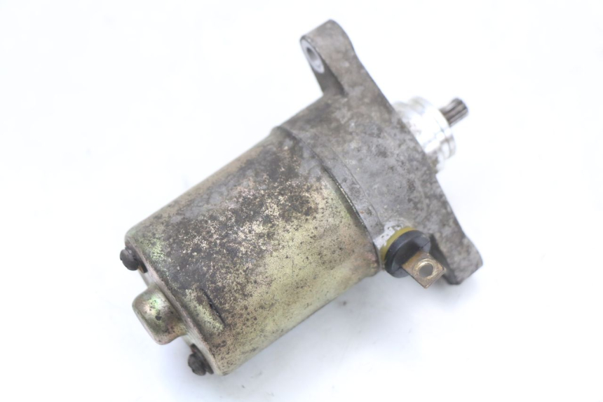 photo de STARTMOTOR PEUGEOT KISBEE 4T 50 (2018 - 2022) - Zoom op gebruiksstaat