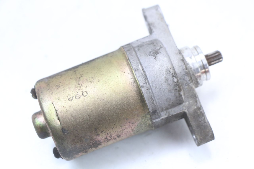 photo de STARTMOTOR PEUGEOT KISBEE 4T 50 (2018 - 2022) - Andere kijkhoek