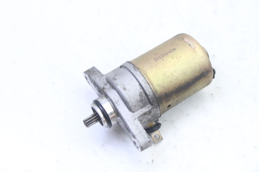 photo de STARTMOTOR PEUGEOT KISBEE 4T 50 (2018 - 2022) - Zoom op gebruiksstaat