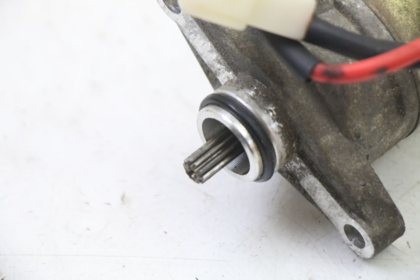 photo de STARTMOTOR PEUGEOT KISBEE 4T 50 (2018 - 2022) - Zoom op gebruiksstaat