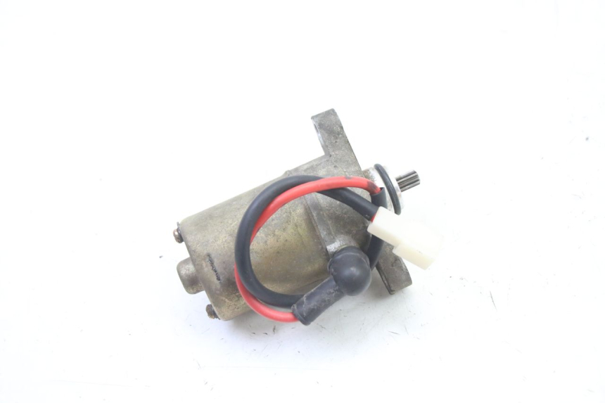 photo de STARTMOTOR PEUGEOT KISBEE 4T 50 (2018 - 2022) - Andere kijkhoek