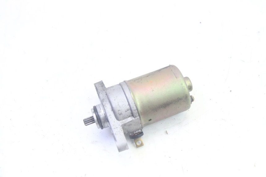 photo de STARTMOTOR PEUGEOT KISBEE 4T 50 (2018 - 2022) - Zoom op gebruiksstaat