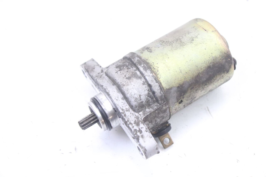 photo de STARTMOTOR PEUGEOT KISBEE 4T 50 (2018 - 2022) - Zoom op gebruiksstaat