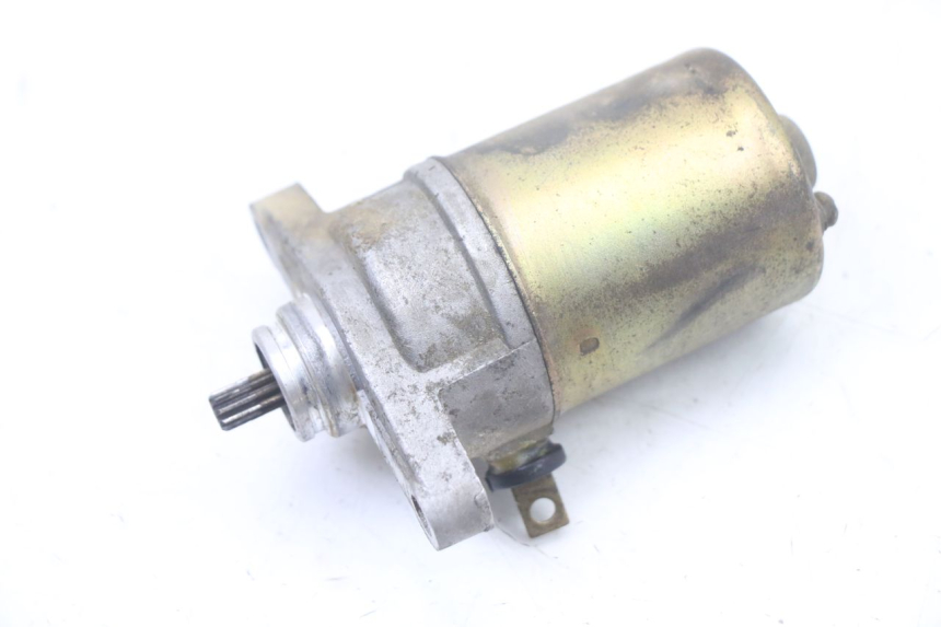 photo de STARTMOTOR PEUGEOT KISBEE 4T 50 (2018 - 2022) - Zoom op gebruiksstaat