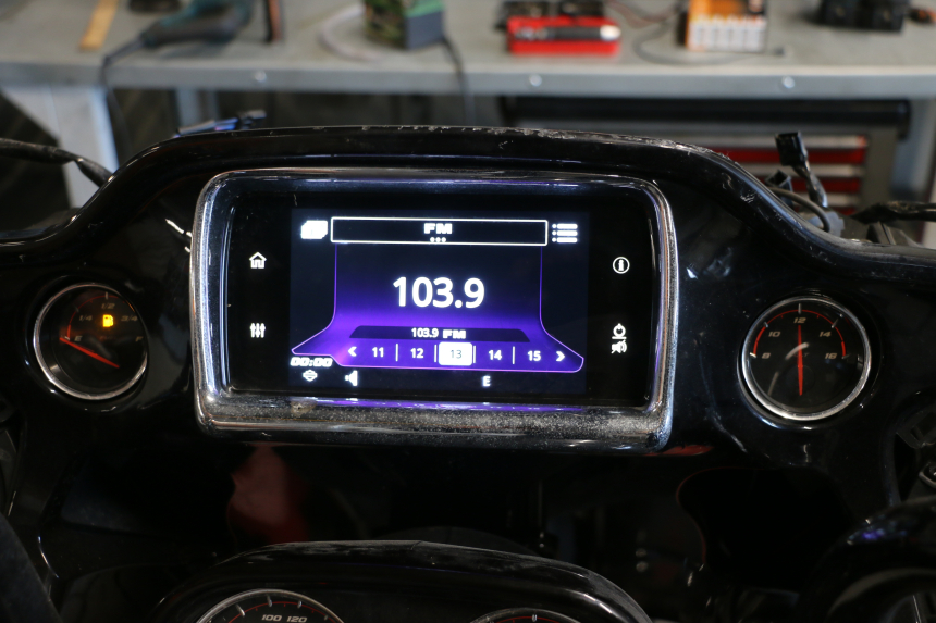 photo de MULTIMEDIA-SCHERM HARLEY DAVIDSON ROAD GLIDE FLTRXSE 1920 (2018 - 2022) - Technische close-up