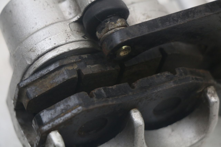 photo de ACHTERREMZADEN JONWAY AZTRAL 125 (2008 - 2017) - Bevestigingspunten