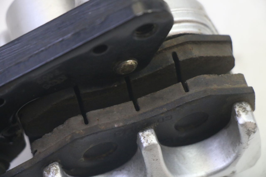 photo de VOORREMMEERZUIER KYMCO AGILITY 4T 50 (2018 - 2022) - Bevestigingspunten