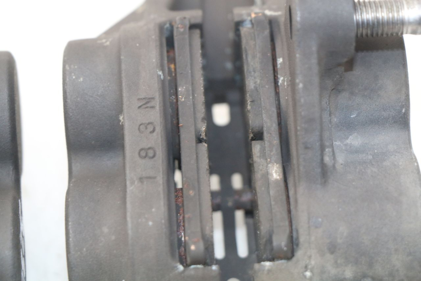 photo de VOORREMMEERKLEM YAMAHA TDM ABS 900 (2002 - 2014) - Zoom op gebruiksstaat