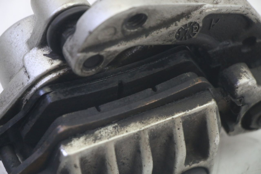 photo de VOORREMMEERZUIER YAMAHA XMAX X-MAX 125 (2006 - 2009) - Bevestigingspunten