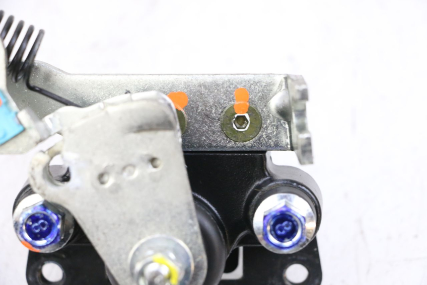 photo de REMMEER ROLL LOCK PIAGGIO MP3 HPE 300 (2019 - 2026) - Gecontroleerd onderdeel