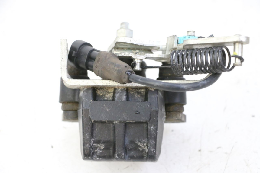 photo de REMMEER ROLL LOCK PIAGGIO MP3 500 (2014 - 2017) - Bevestigingspunten