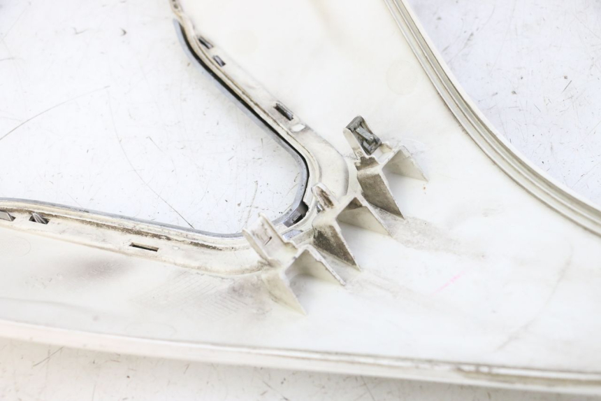 photo de BOVENSTE VOORZIJDE PEUGEOT SATELIS 125 (2010 - 2012) - Detail van het onderdeel