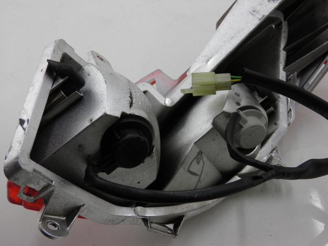 photo de RECHTS ACHTERLICHT HONDA FES S-WING SWING 125 (2007 - 2015) - Technische close-up