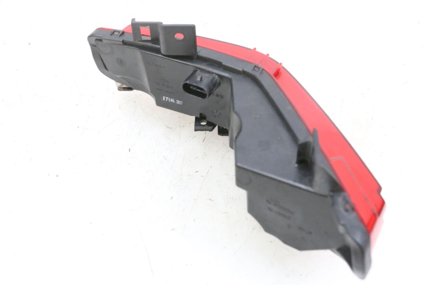 photo de RECHTS ACHTERLICHT PIAGGIO MP3 500 (2016 - 2018) - Bevestigingspunten