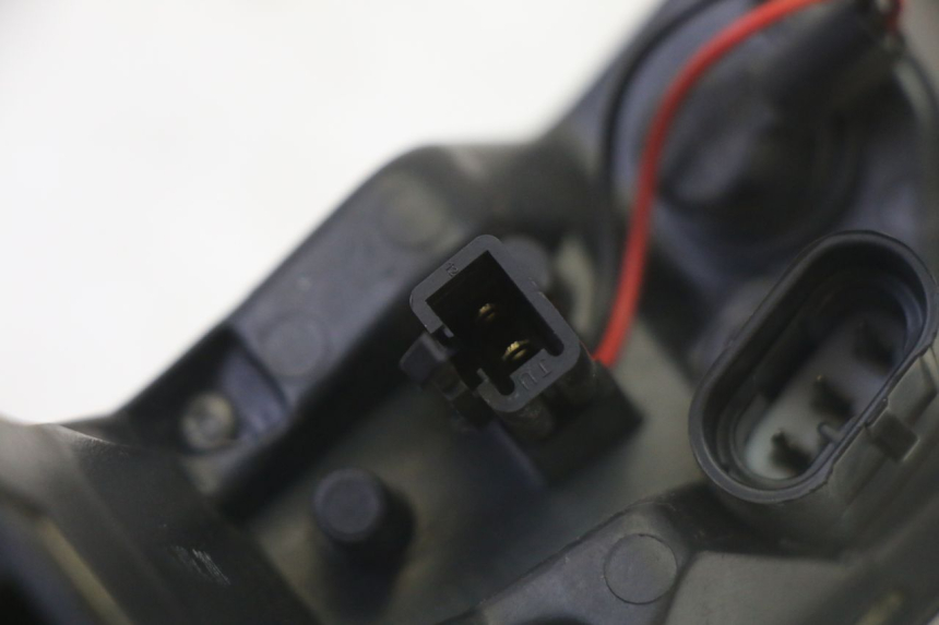 photo de RECHTS ACHTERLICHT PEUGEOT SATELIS 125 (2013 - 2018) - Bevestigingspunten