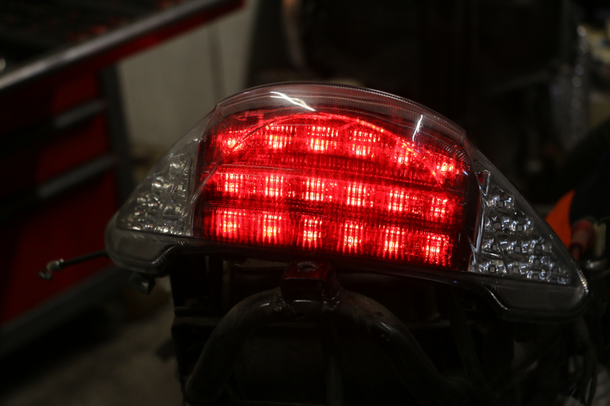 photo de ACHTERLICHT KEEWAY F-ACT FACT EVO 50 (2020 - 2026) - Zoom op gebruiksstaat