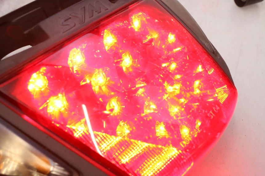 photo de ACHTERLICHT SYM GTS EVO 125 (2009 - 2013) - Zoom op gebruiksstaat