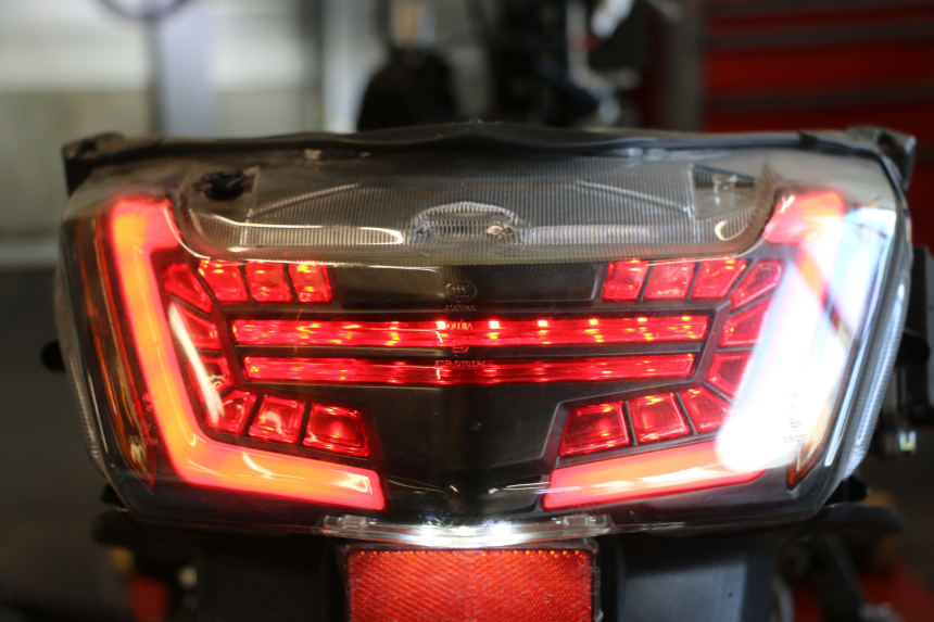 photo de ACHTERLICHT JM MOTORS R-MAX TECH 50 (2024 - 2026) - Zoom op gebruiksstaat