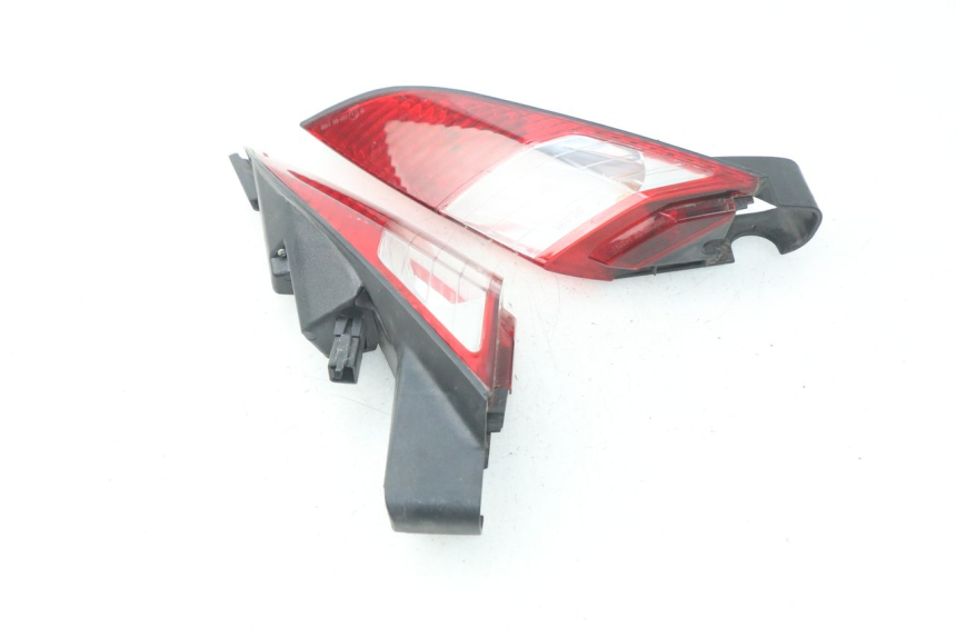 photo de ACHTERLICHT PEUGEOT SATELIS 125 (2006 - 2009) - Bevestigingspunten