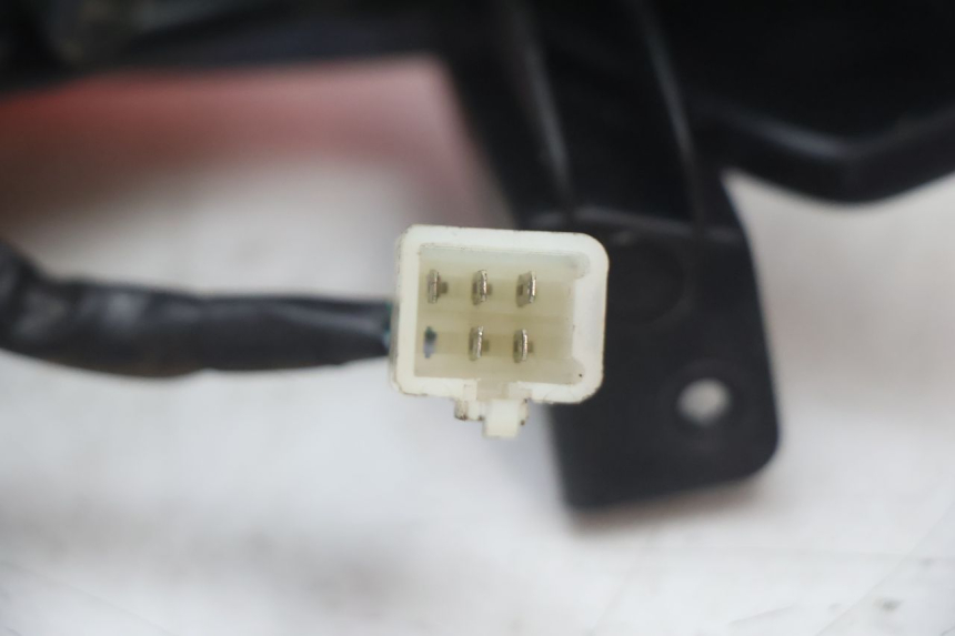 photo de ACHTERLICHT PEUGEOT STREETZONE NAKED 2T 50 (2014 - 2018) - Bevestigingspunten