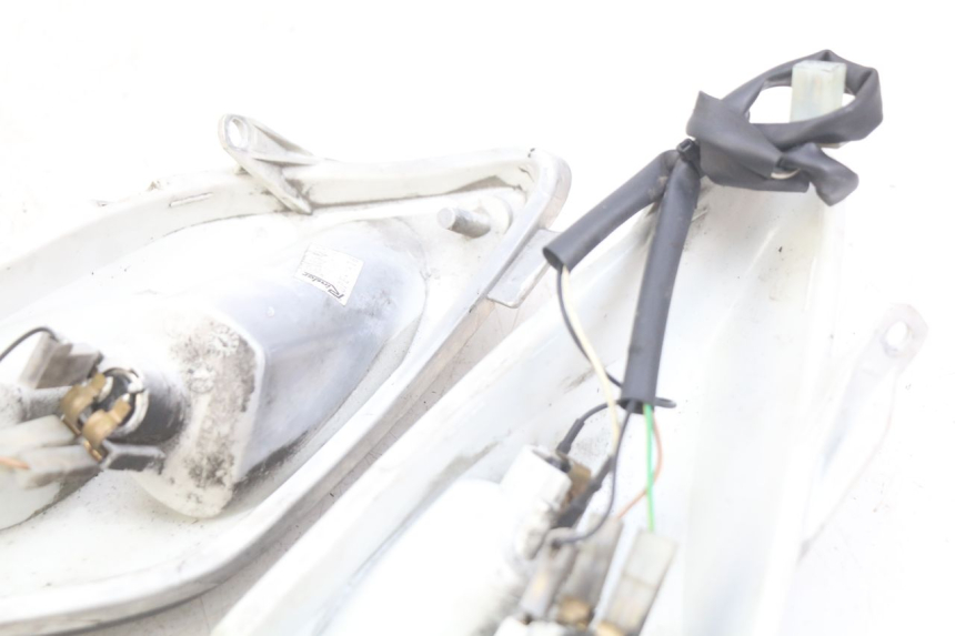 photo de ACHTERLICHT YAMAHA XMAX X-MAX 125 (2006 - 2009) - Bevestigingspunten