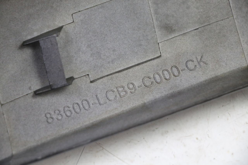 photo de LINKER ACHTERZIJDE PANEL KYMCO AGILITY 4T 50 (2005 - 2018) - Kenmerkende details