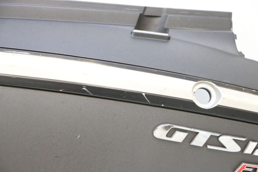 photo de LINKER ACHTERZIJDE PANEL SYM GTS EVO 125 (2009 - 2013) - Bevestigingspunten