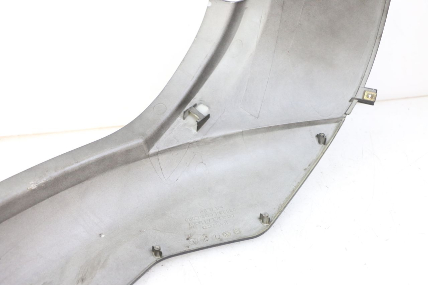 photo de LINKER ACHTERZIJDE PANEL KYMCO PEOPLE S 125 (2000 - 2008) - Bevestigingspunten